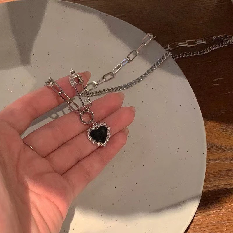 Fashion Black Heart Creative Paper Clip Pendant Necklace for Women Personality Jewelry Gifts