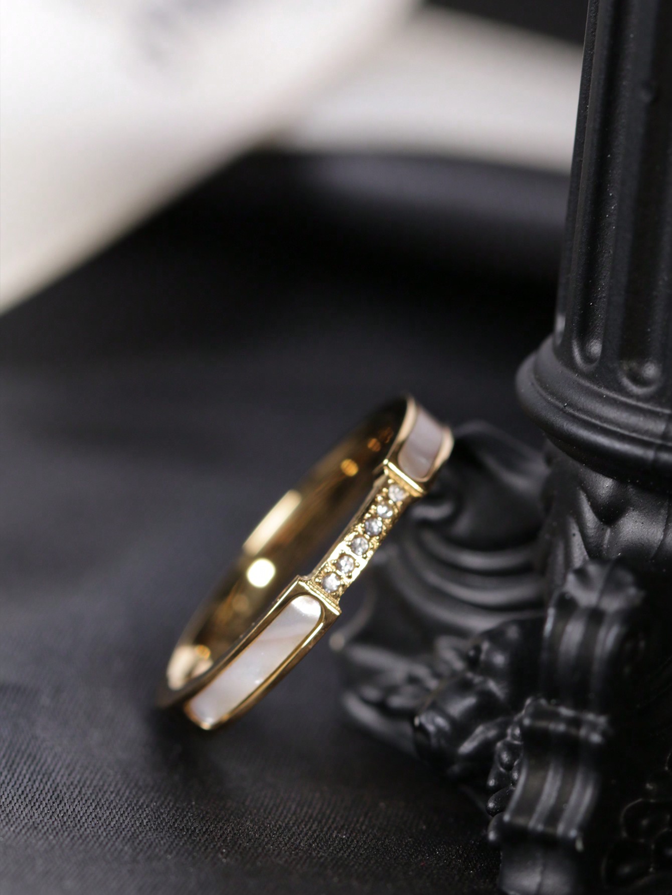 1 Piece of Stainless Steel 18K Gold-Colored Vintage Palace-Style Ring with White Shell Inlay and 6 Rhinestones, Fashionable and Versatile Light Luxury Trendy Ring, Suitable for Women's Daily Wear, for Girlfriend, for Friends in Social Settings