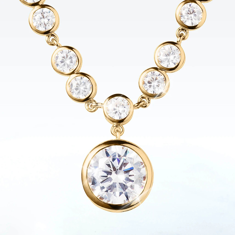 Huitan Luxury Gold Color Women Necklace Modern Jewelry Fashion Pendant Necklace for Party Daily Wear Delicate Accessories