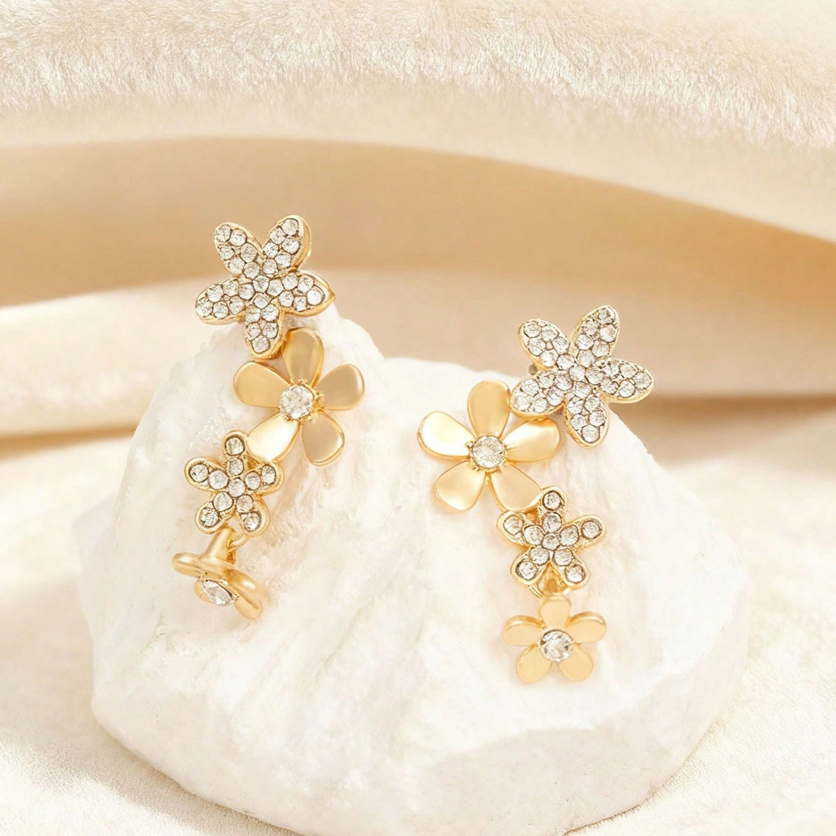 1 Pair of Flower-Shaped Earrings with Diamond-Studded Design in Gold Color, Versatile Gold Earrings
