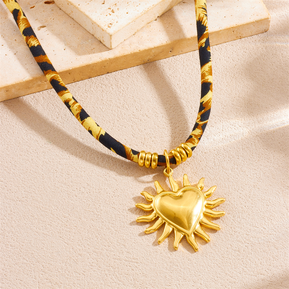 Stainless Steel Golden Exaggerated Heart Flower Pearl Pendant Vintage Trend Leopard Print Necklace Lady Jewelry