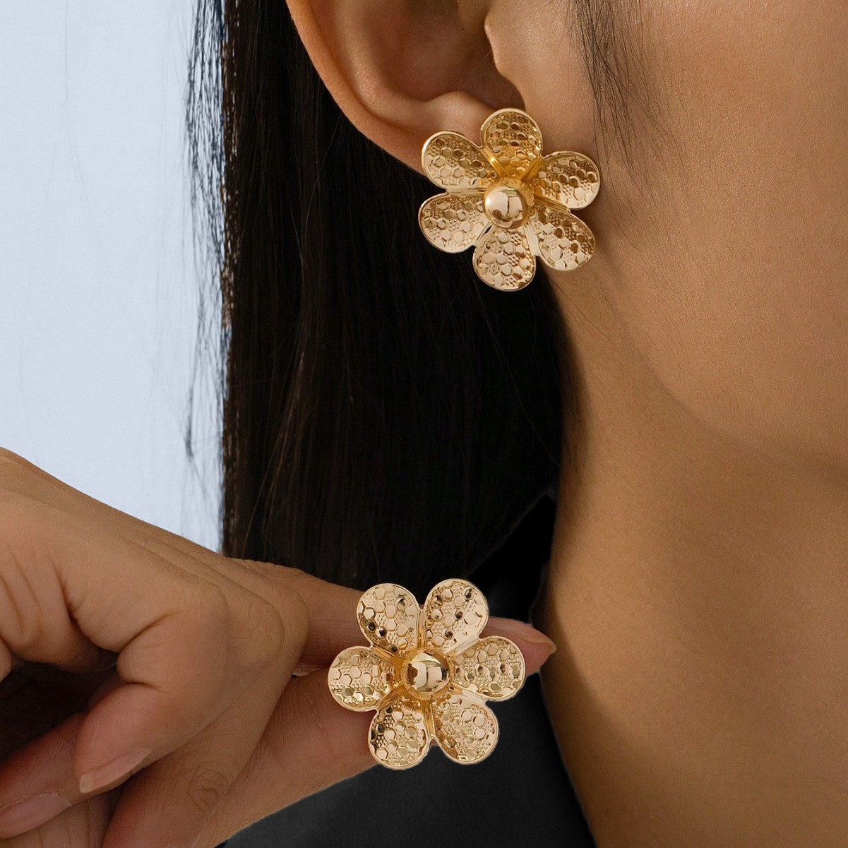 1. A pair of fashionable personalities simple and elegant temperament flower earrings for women high-end stud earrings
