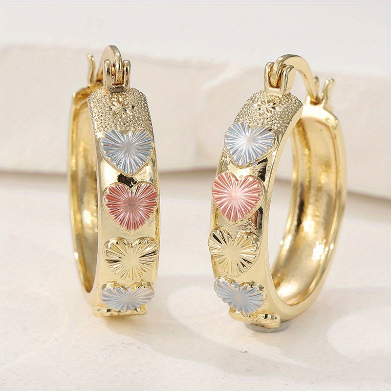 1 pair of exquisite and elegant hand carved heart-shaped earrings, the perfect for ladies' luxury holidays and birthdays