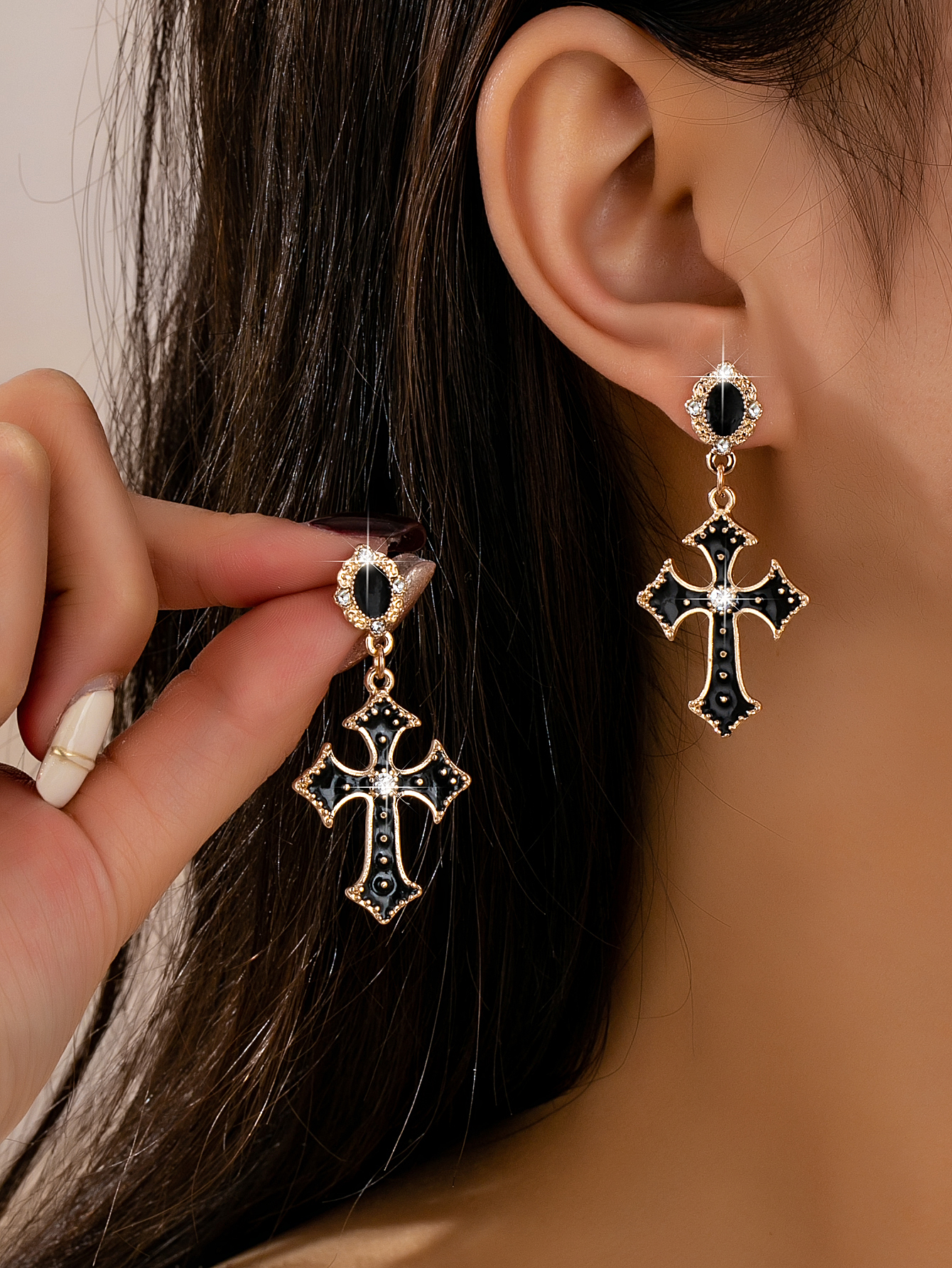 1 Pair of Classic Dark Gothic Punk Style Black Imitation Enamel Cross Pendant Earrings for Women, Dark Style Everyday Accessories, Can Be Paired with Black Gothic Dresses and Punk Boot Pants