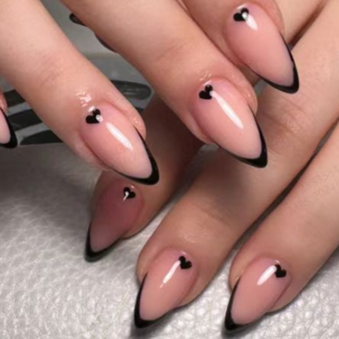 24pcs ，Black French Tip Press on Nails Valentine Fake Nails with Glossy Almond Nails False Nails Black on Nails