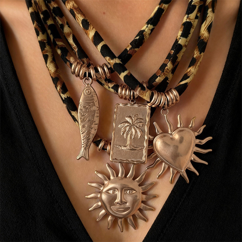 1pc European Style Leopard Print Necklace: Velvet Cord with a Sunfish Pendant, Fashion Statement Piece