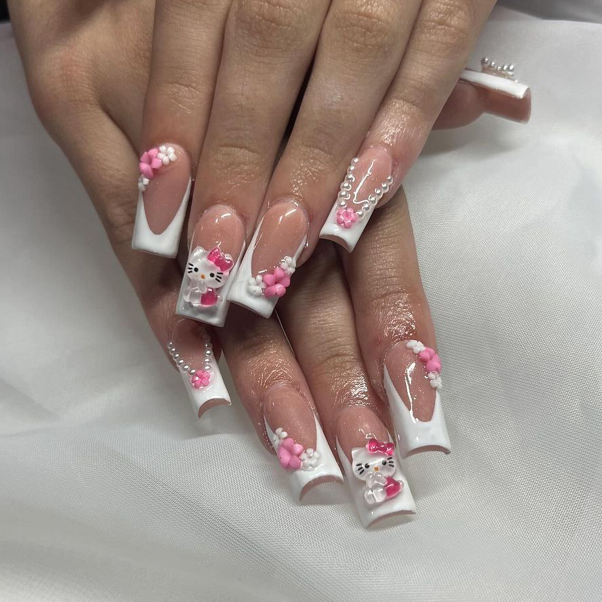 24PCS Medium Long Square Armor Sanrio White French Hello Kitty Diamond White Two-color Small Flower Diamond Diamond