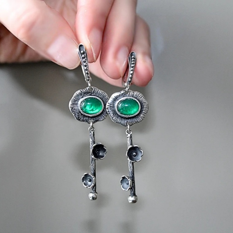 Vintage Metal Craftsman Carved Flower Earrings Paired With Green Gemstone Pendant Suitable For women's Exquisite Jewelry