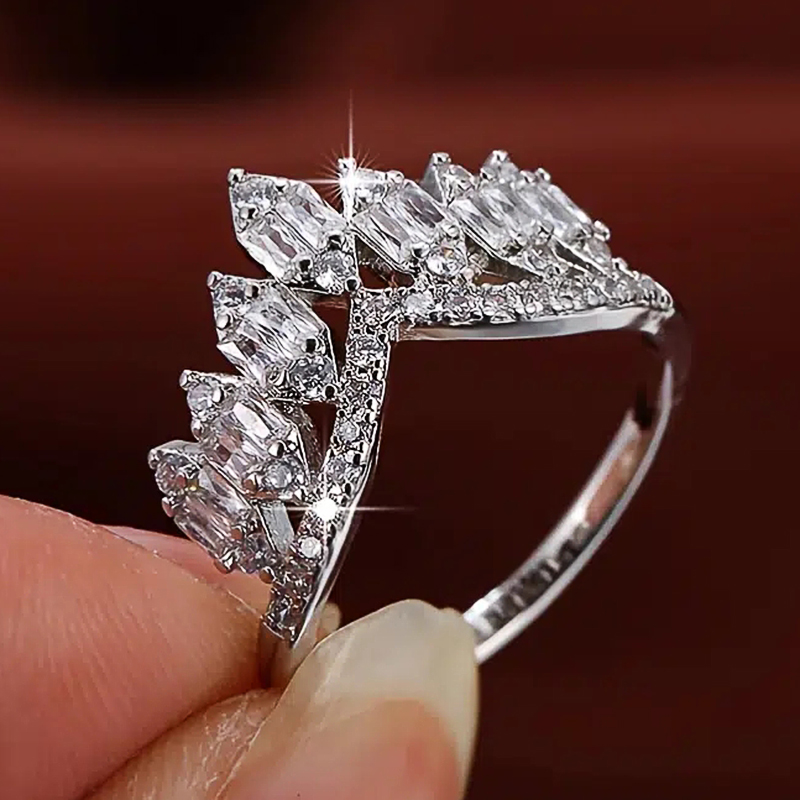 Huitan Chic Crown Shape Women Rings Luxury Silver Color Paved Crystal Cubic Zirconia Wedding Party Fashion Jewelry Fancy