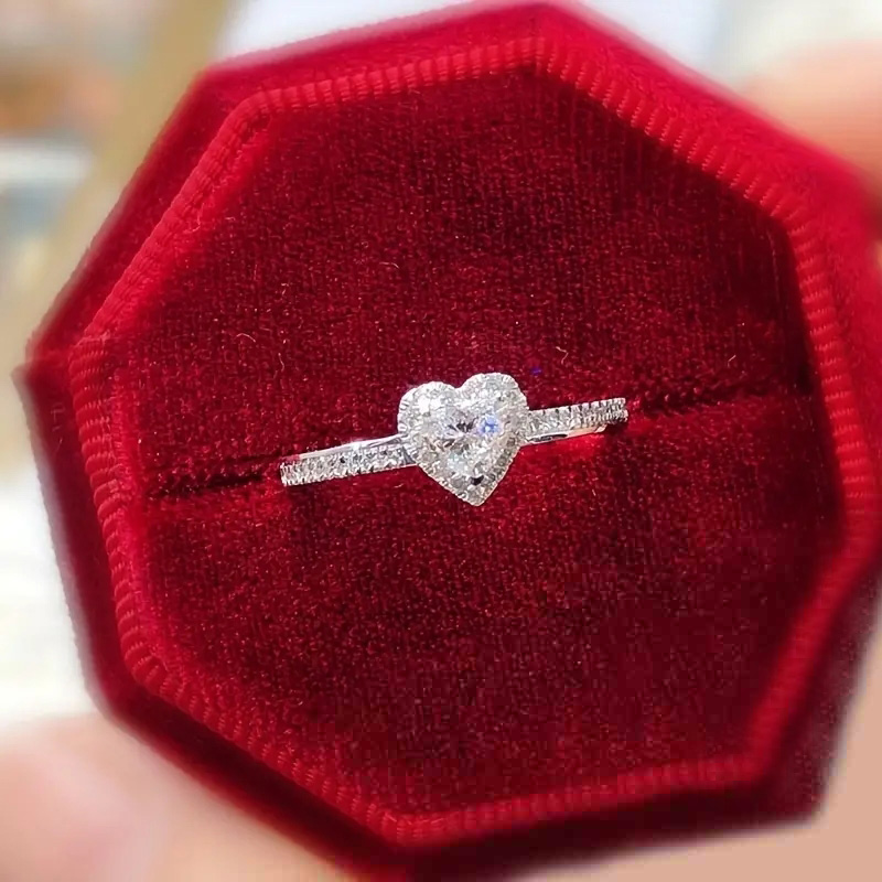 Huitan Brilliant Heart Necklace with AA Cubic Zirconia Temperament Wedding Necklace for Women Luxury Silver Color Love Jewelry