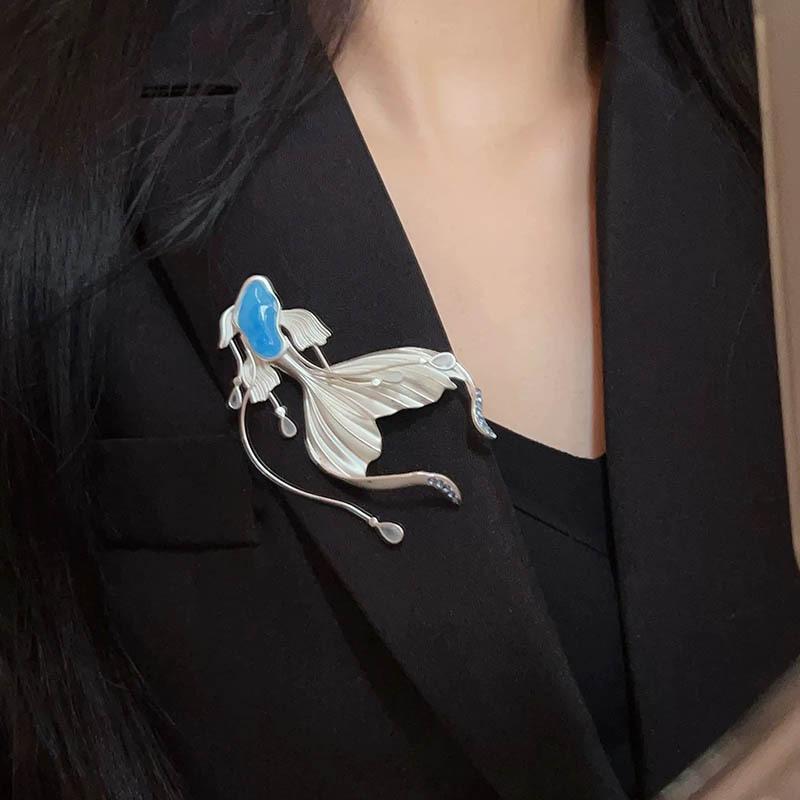 Cute Crystal White Fish Brooch Elegant High-end Dreamy Luxury Deep-sea Mermaid Brooch Women Clothing Accessories Unique Jewelry