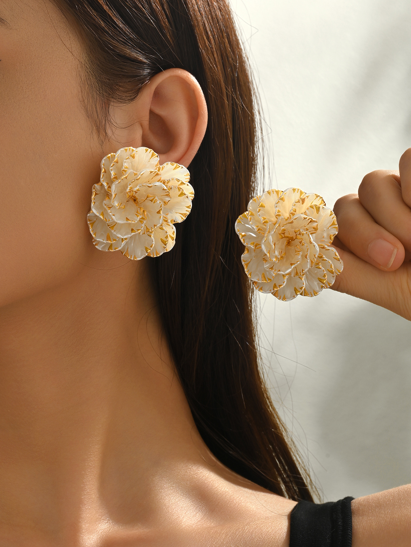 1 Pair of Fashionable Shiny Acrylic Sweet Three-Dimensional Large Flower Earrings with Gold-Edged Edges, Multi-Layered Handmade Woven Flower Ball Petal Earrings Suitable for Daily Wear, Banquets, Weddings, Mother's Day for Mom, for Friends, Valentine...