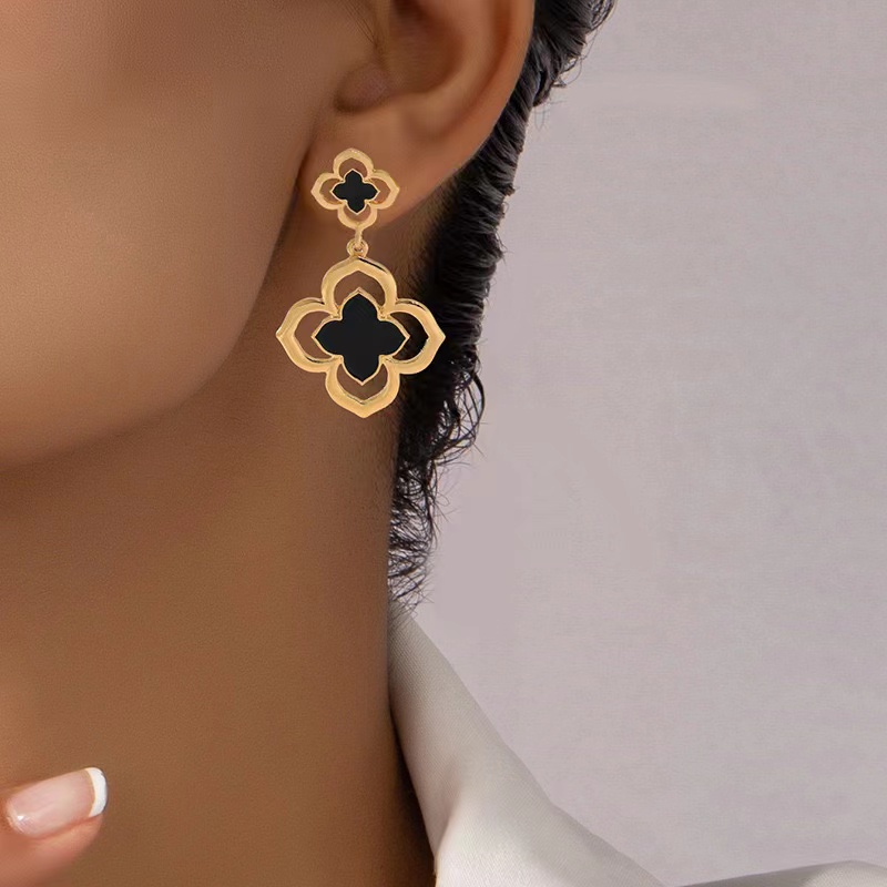 A Pair of Women's Dangle Earrings, Black and Gold Camellia-Shaped Vintage Elegant Earrings, Suitable for Daily Wear and Parties