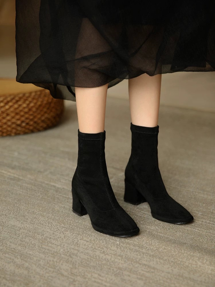 2025 New Women's British Style Pointed Ankle Boots - Chunky Heel Booties, Versatile Fall/Winter Office Boots