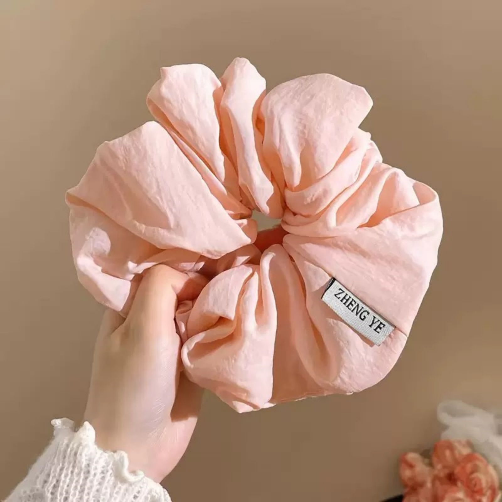 1PC Pastel Pink Crinkle Fabric Scrunchie For Women Soft Breathable Hair Tie With Label Decor Sweet Minimalist Hair Accessory