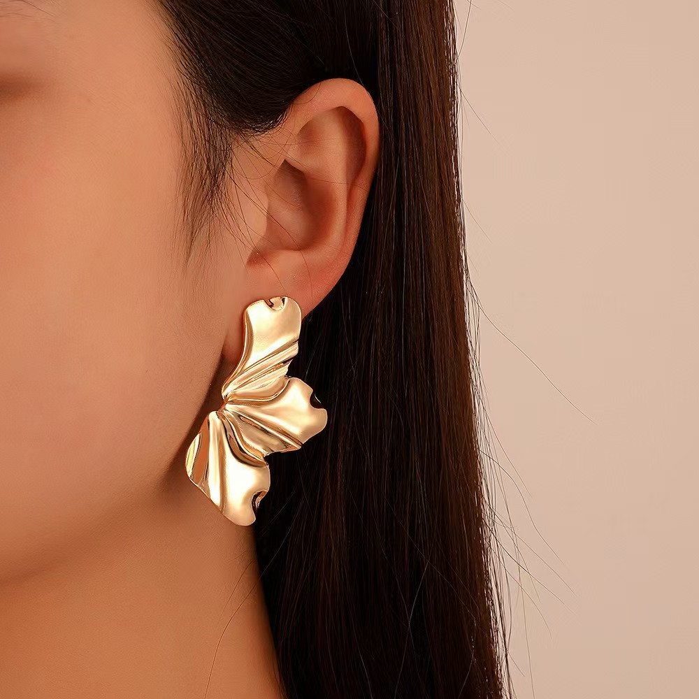 1 pair of vintage gold floral stud earrings, simple and elegant with irregular petal design, alloy earrings for women.