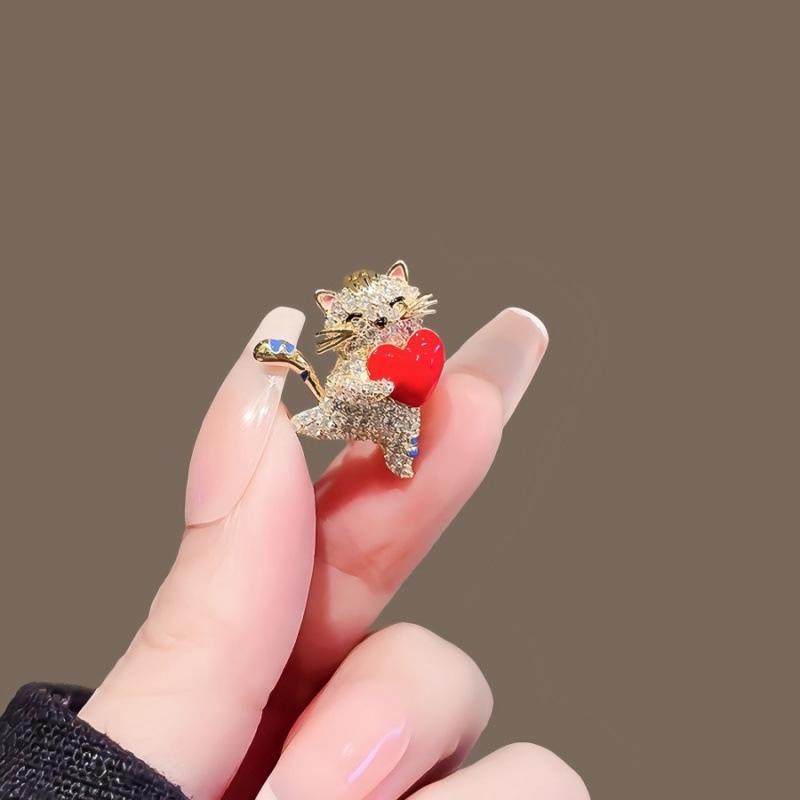 1pc Hold Heart Cat Brooch Pins For Women Lady Cute Rhinestone Pets Animal Clothes Collar Brooches Badge Gifts