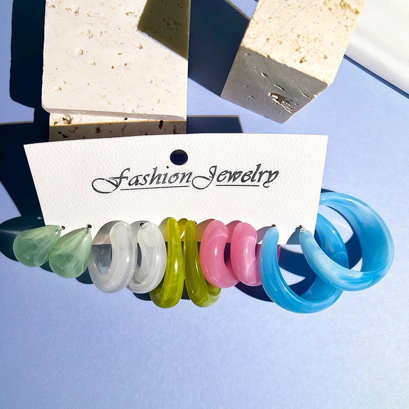 A Set of 5 Pieces of Fashionable and Creative Acrylic C-shaped Earrings, Lightweight and Durable, Suitable for All Seasons,
