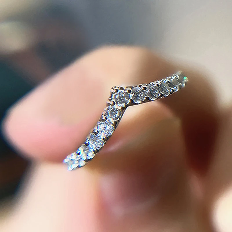 Huitan Delicate Women Ring Inlaid Shiny Round Cubic Zirconia for Party Daily Female Accessories Fashion Wedding Chic Jewelry