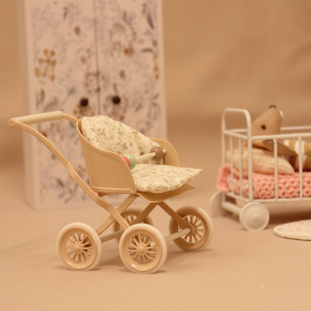 1:12 Miniature Simulation Furniture Metal Trolley in Lotus Pink and Light Green, Suitable for Mini House Decoration and Small Ornaments