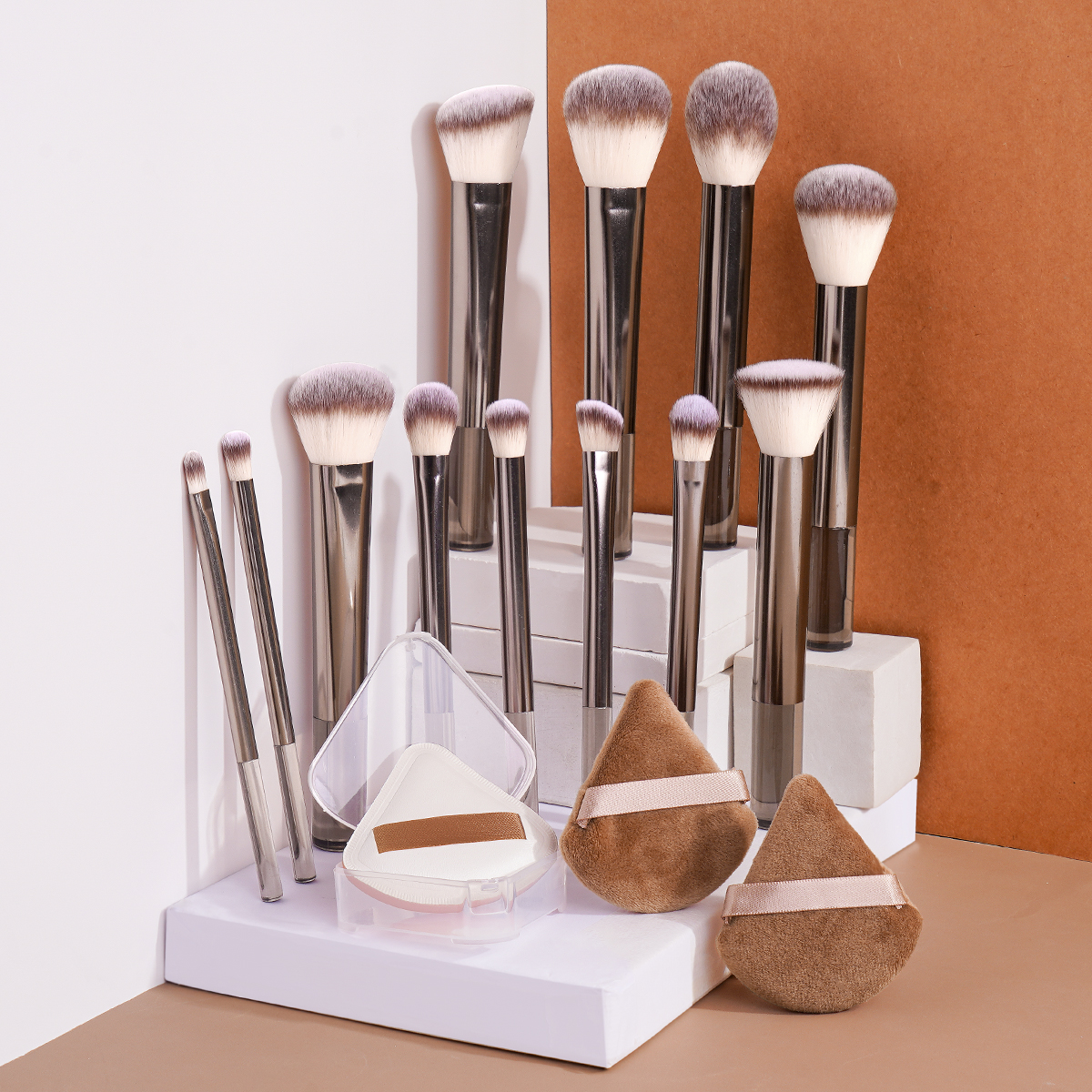 MAANGE 15pcs Makeup Tool Kit 12pcs Brushes 2pcs Powder Puffs and 1pc Air Cushion Puff Kabuki Foundation Concealer Blush Brushes