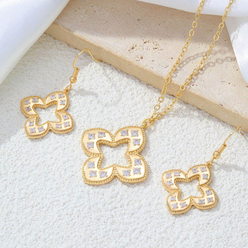 New Trendy Italian Style Lucky Clover Necklace Earrings for Women Vintage Luxury Zircon Hollow Four Leaf Clover Jewelry Set Gift