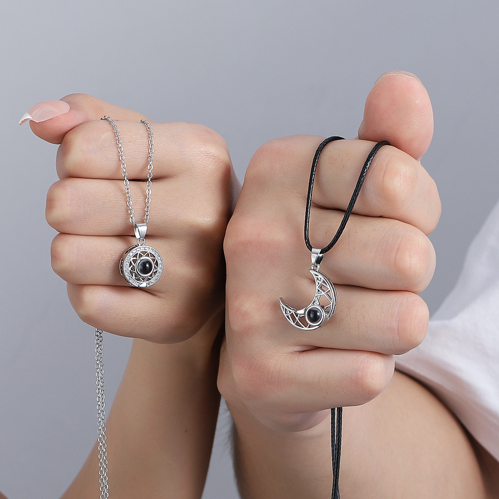 2PCS/set Couple Necklaces 100 Languages I Love You Lovers Heart Magnetic Projection Pendant Necklace for Women Valentine's Day Gift