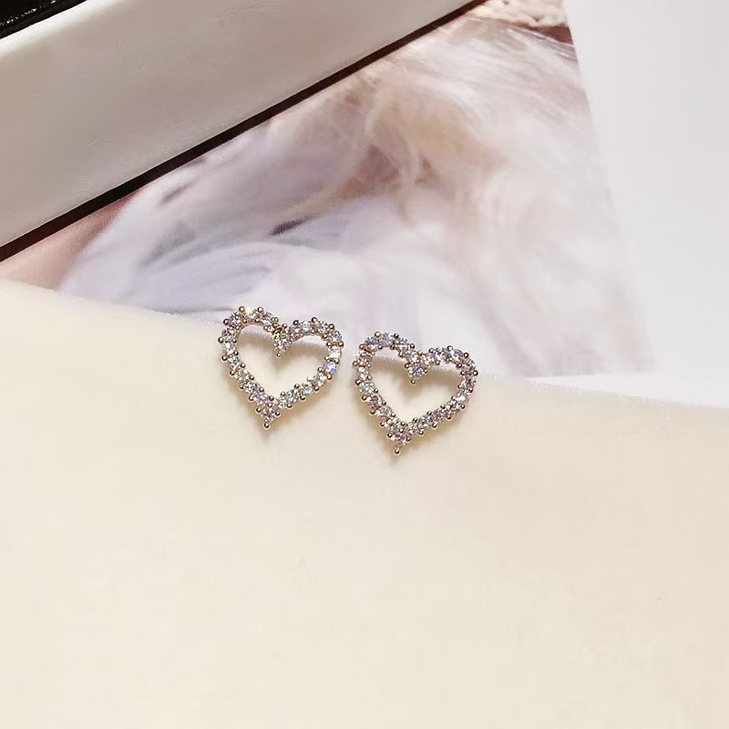 1 Pair of Love Heart Stud Earrings - Fashionable, Minimalist, and Lightly Luxurious with Diamond-Encrusted Heart-Shaped Design