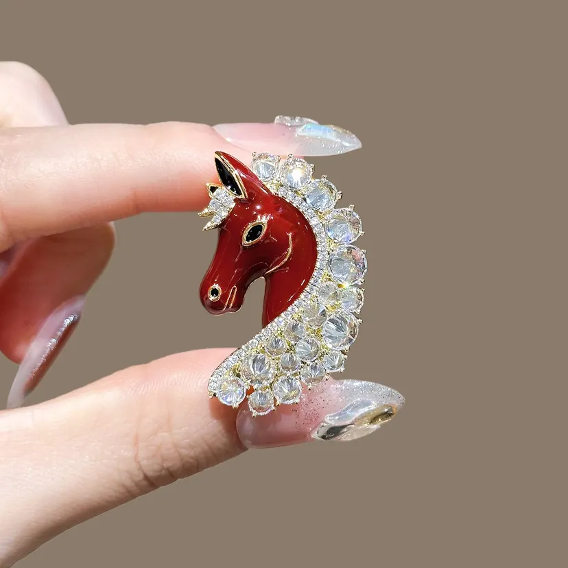Ins 2026 New Fashion Premium Flash Diamond Pony Head Brooch Zodiac Horse Pin Accessories Unisex Luxury Versatile Corsage