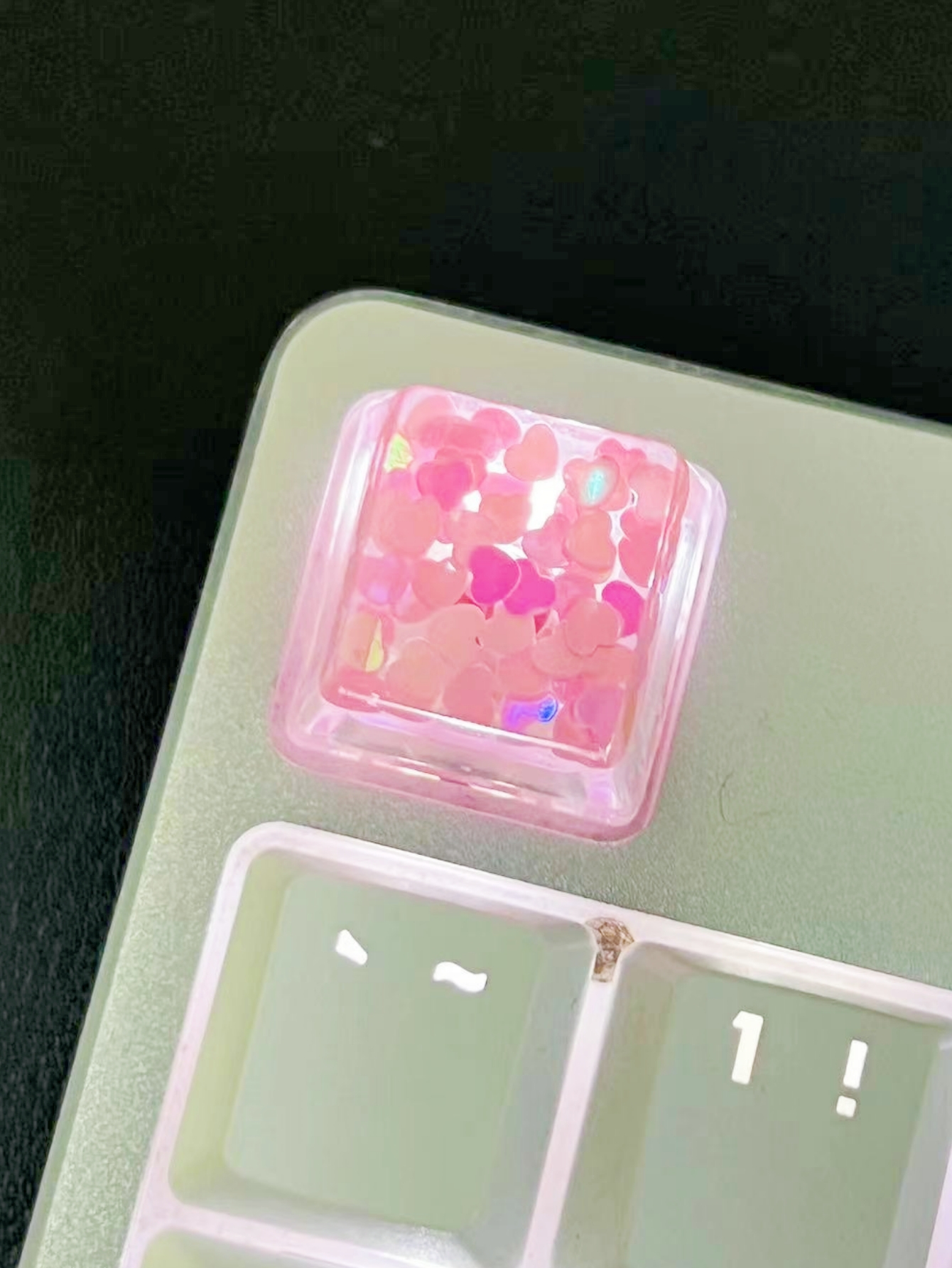 1Pcs New Best Selling Translucent Love Sequins Keycaps Cross Axis Mechanical Keyboard Keycaps With Accessories