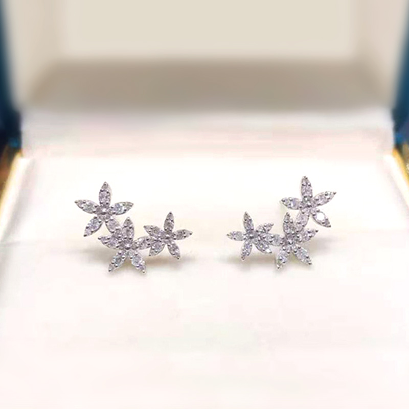 Huitan 3 Flowers Shaped Stud Earrings Women Romantic Wedding Party Earring Piercing High Quality Silver Color New Trendy Jewelry