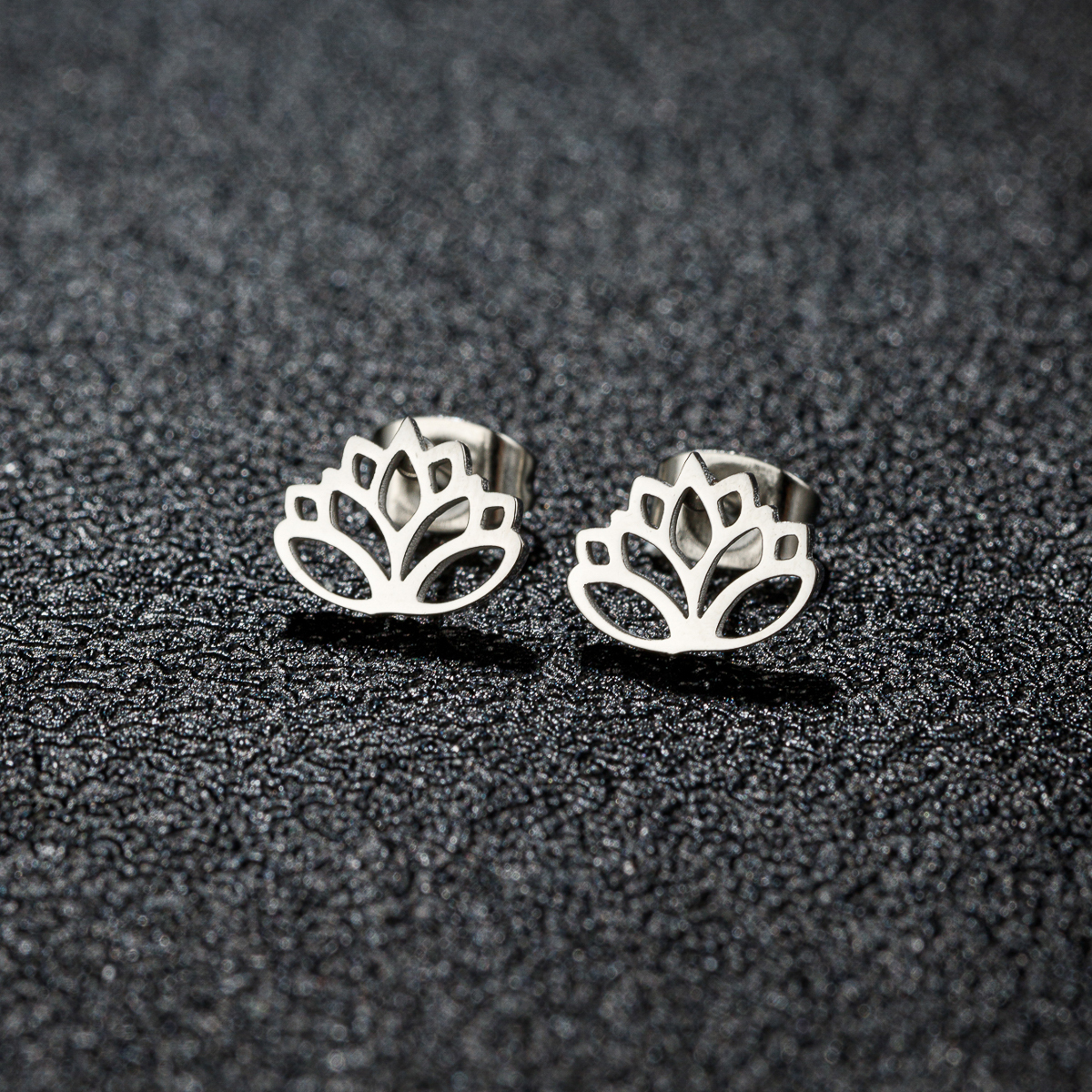 1Pair 2026 Fashion New Design Lotus Flower Stud Earrings for Women Teen Vintage Hypoallergenic Pendientes Brincos Ear Piercing
