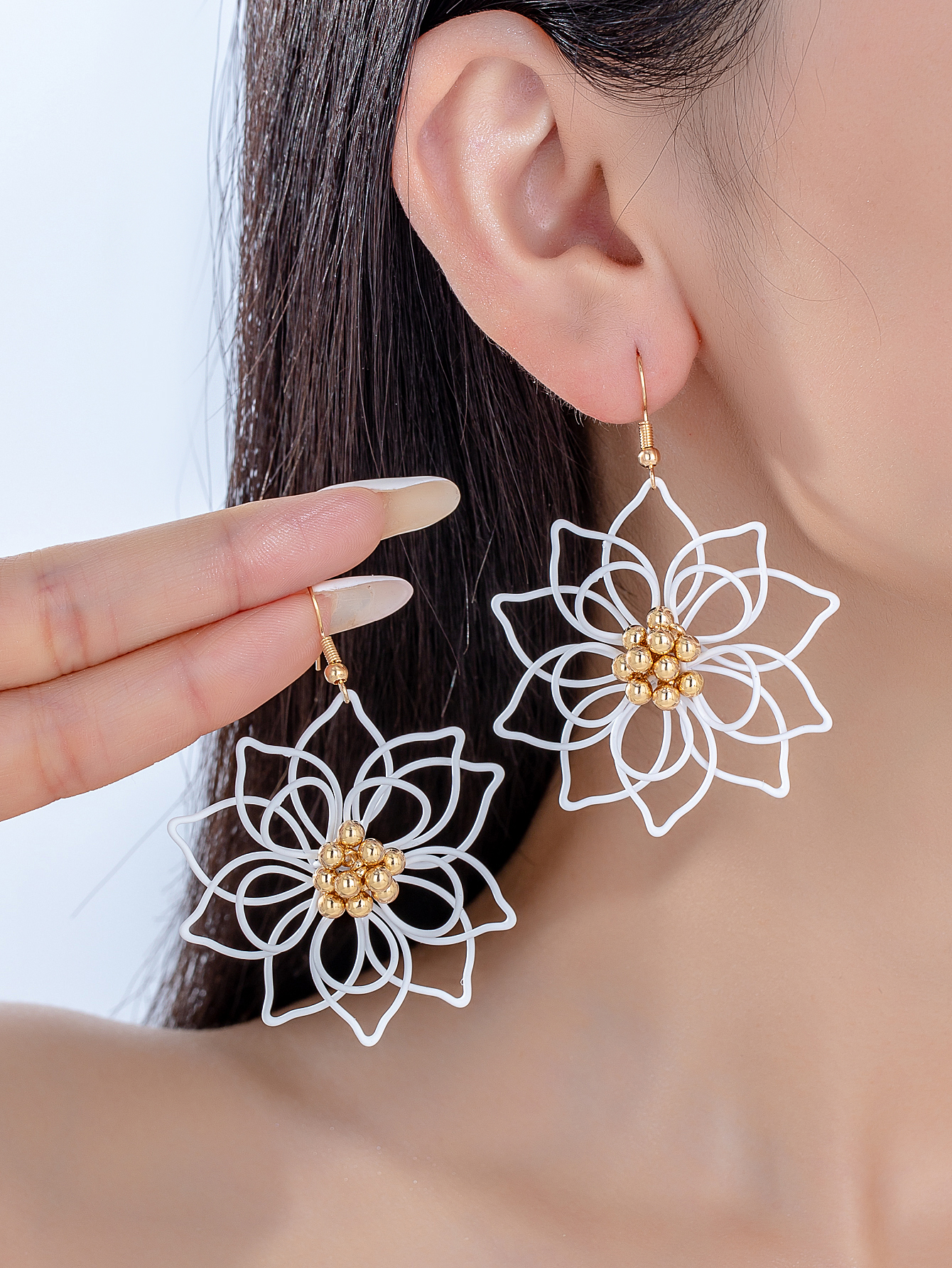 1 Pair of Elegant and Unique Light Luxury Metal Flower Earrings, Multi-Layered Three-Dimensional White Flower Design