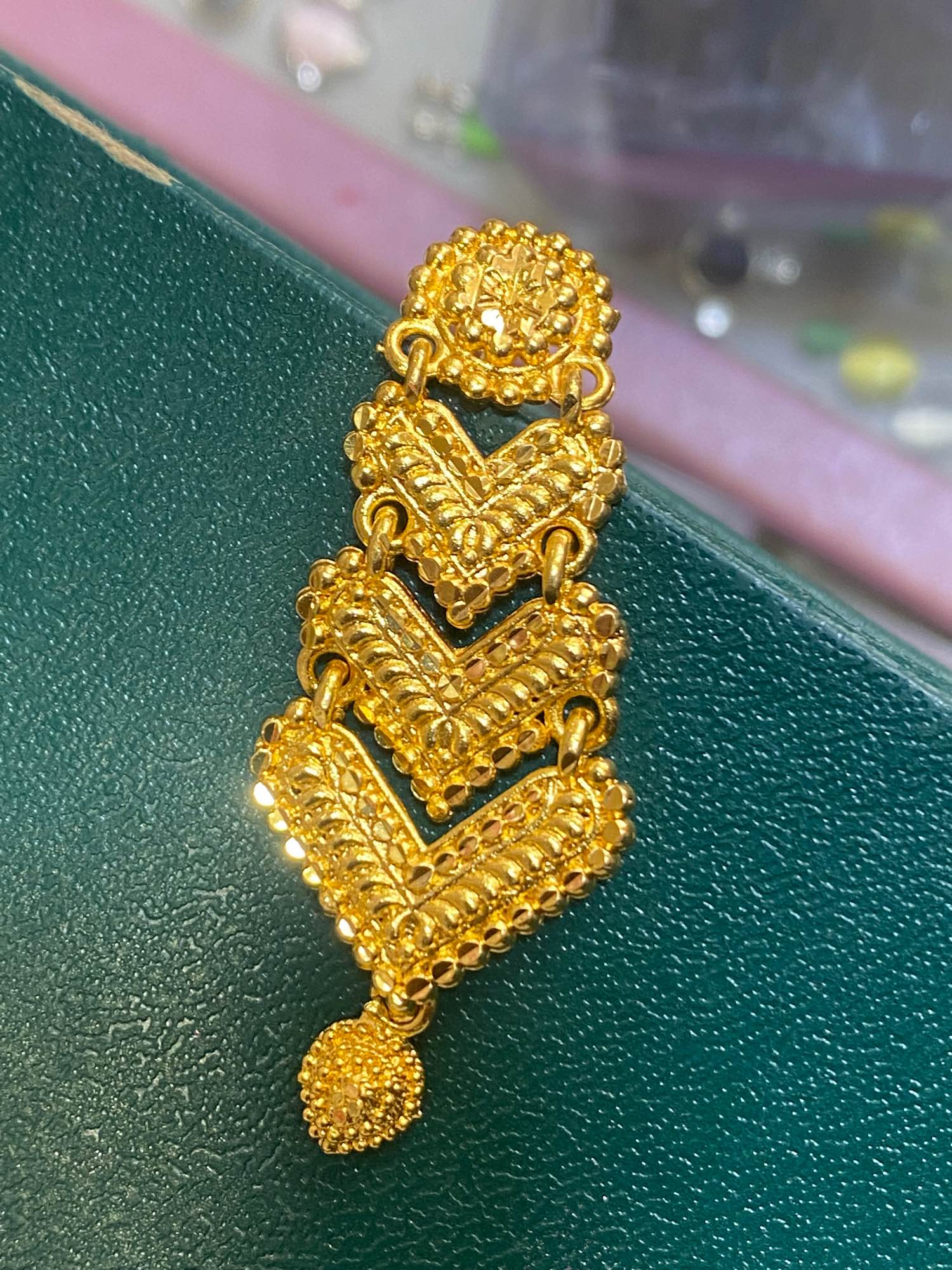 Earring golden colour with colour warranty