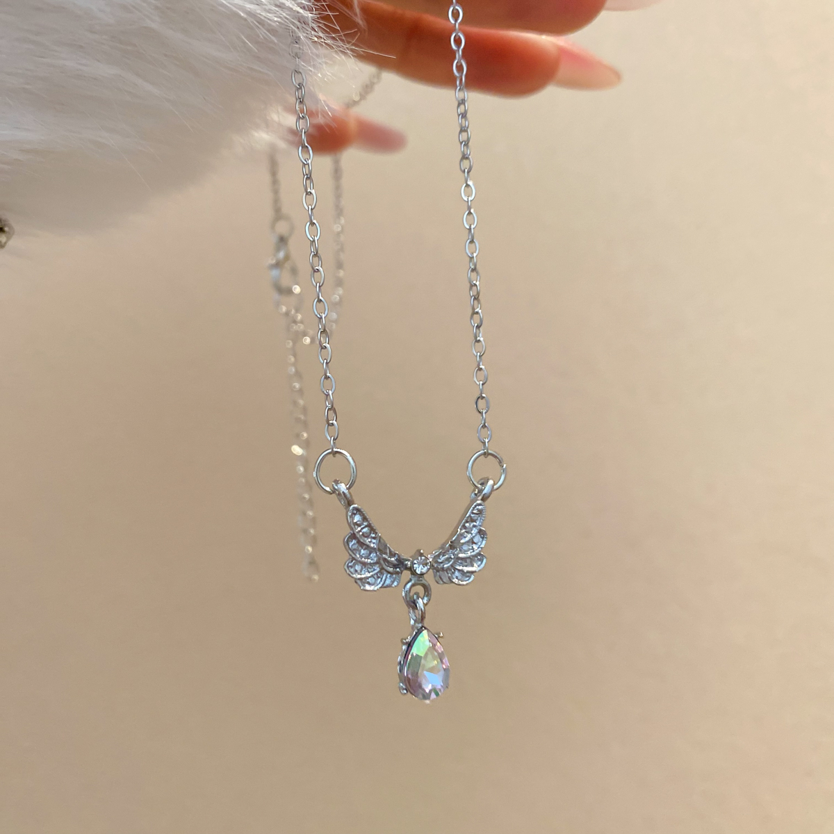 Light Luxury Angel Wings Pendant Necklace Ladies Fashion Exquisite Moonstone Collarbone Necklace Delicate Wedding Jewelry E
