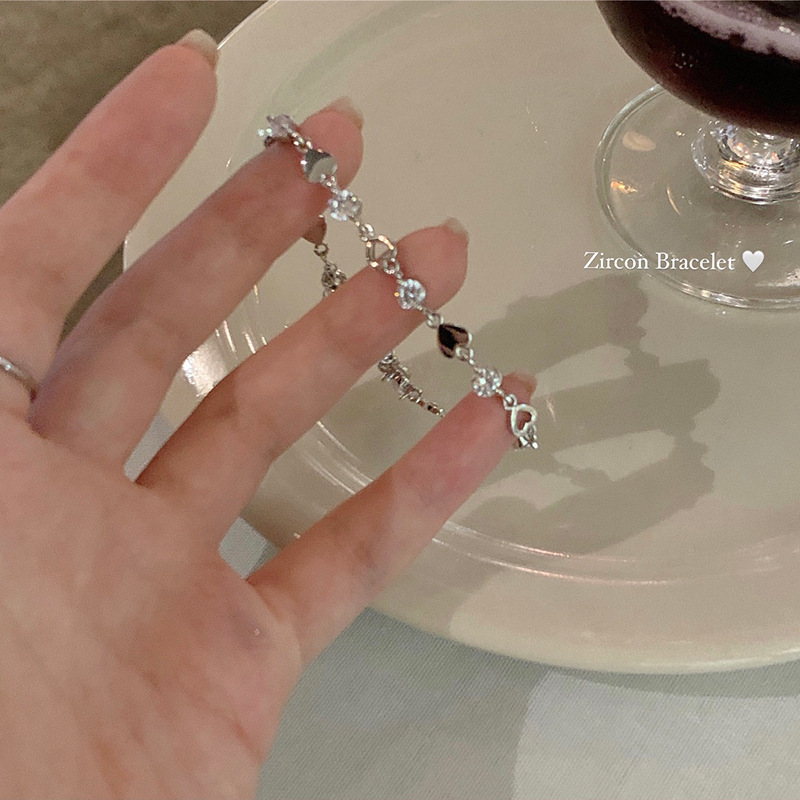 Y2K Zircon Ins Bracelets for Women Korean Fashion Sweet Girls Sparkling Hollow Heart Delicate Chain Bracelet Party Jewelry s