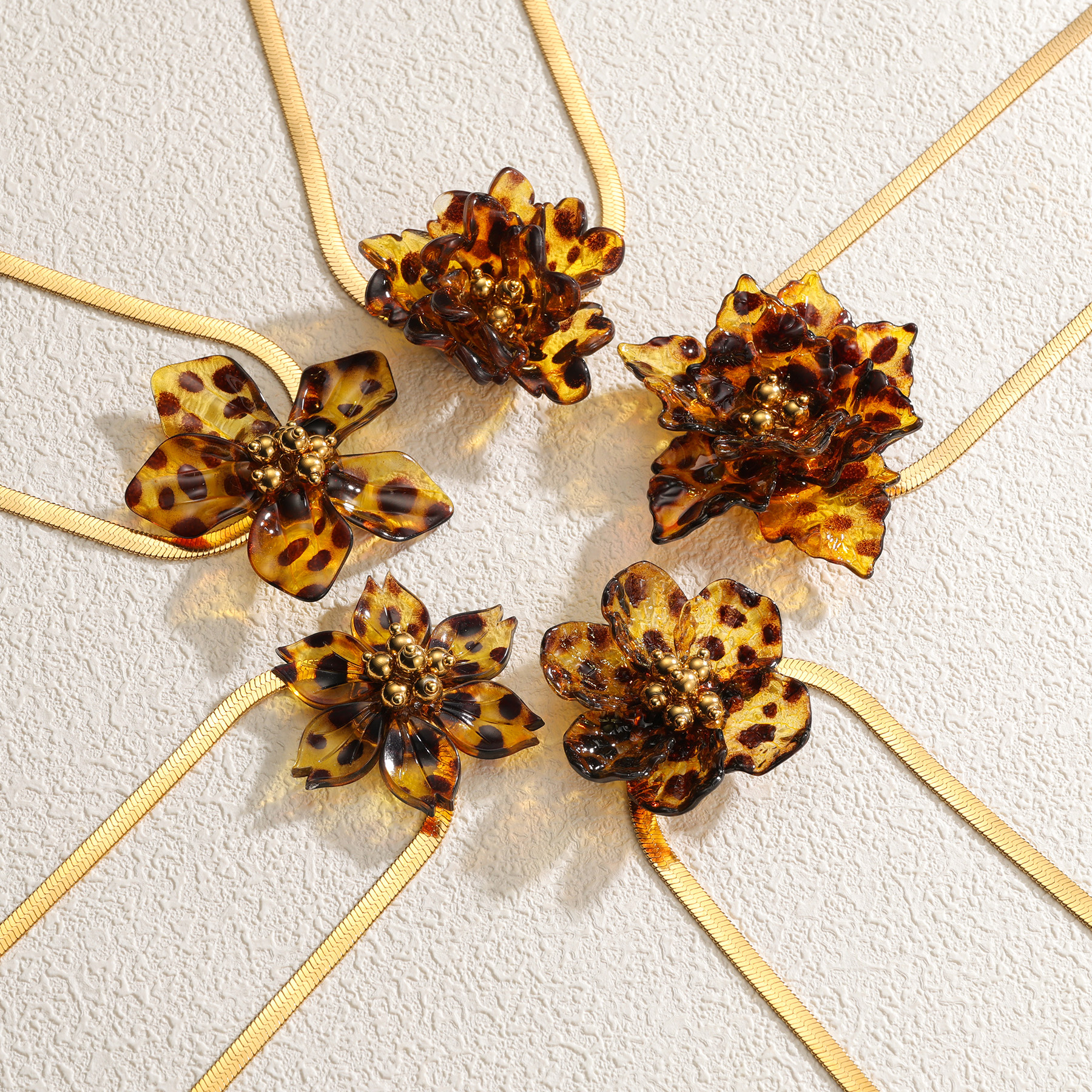 kissmoon Leopard Vintage Print Flower Pendant Necklace for Women Stainless Steel Gold Color Blade Chain Unique Banquet