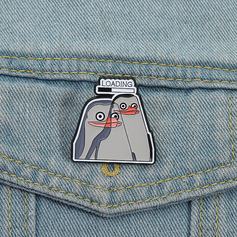 1pcs Creative Cute penguin women's clothing Brooches Paint Craft Alloy Pin Badge on backpack Bag hat cartoon Accessories