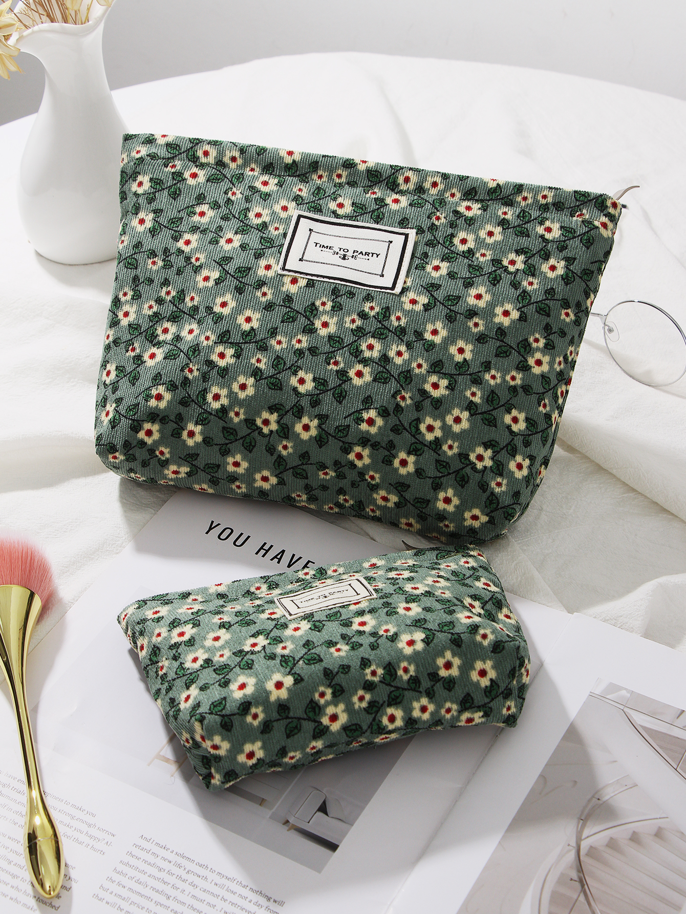 1 piece/set green background small white flower makeup bag, cute travel makeup bag, toiletries clutch bag, portable makeup bag