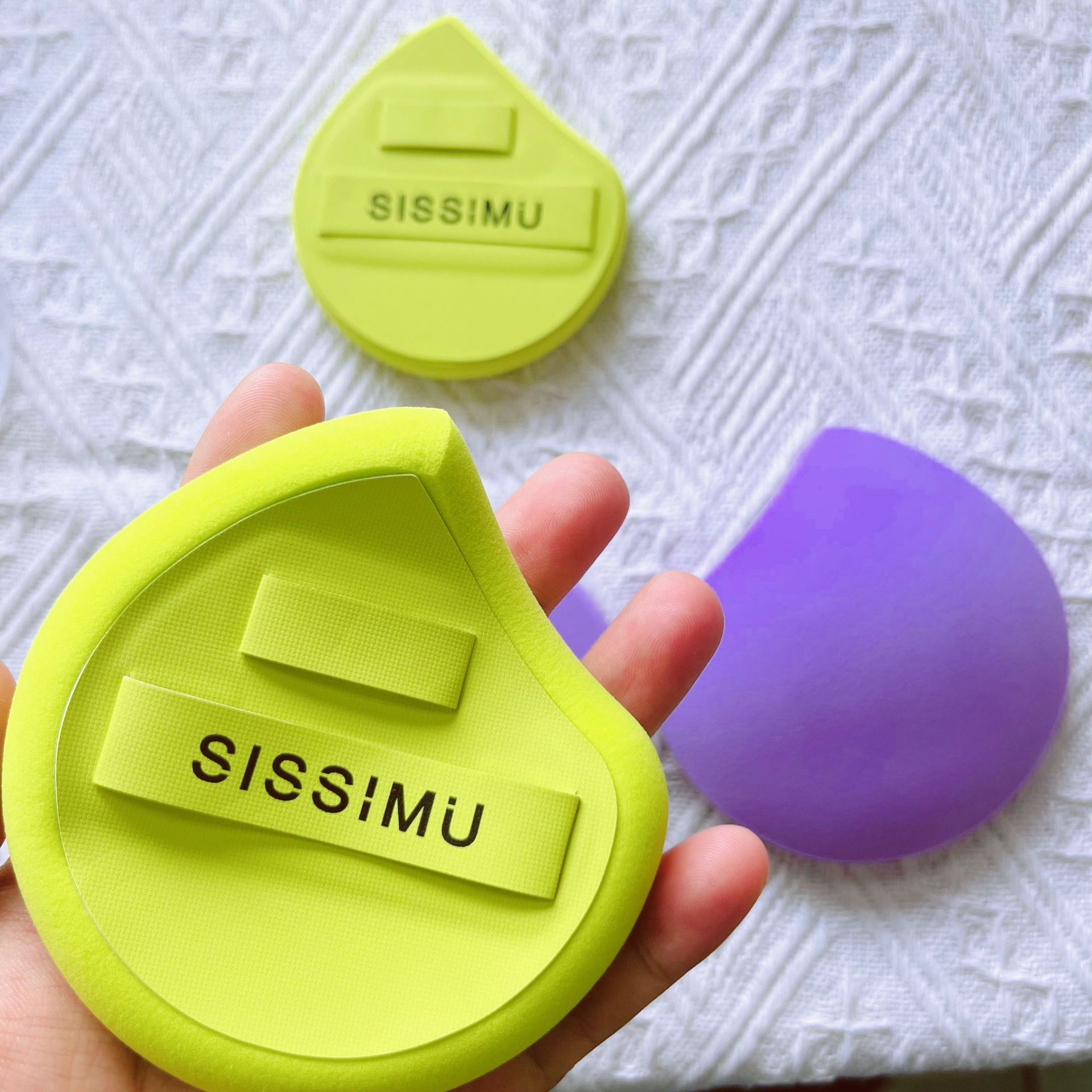 1 piece of Comma Thickened Super Soft Marshmallow Powder Puff Makeup Tool Beauty Tool Wet and Dry 2 Uses, with Finger Hole