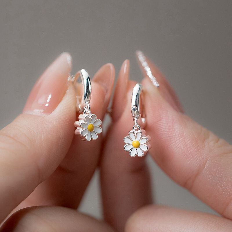 Sweet Daisy Flower Hoop Earrings For Women 2023 New Fashion Round Earrings For Wedding Party Korean Temperament Ear Jewelry K0