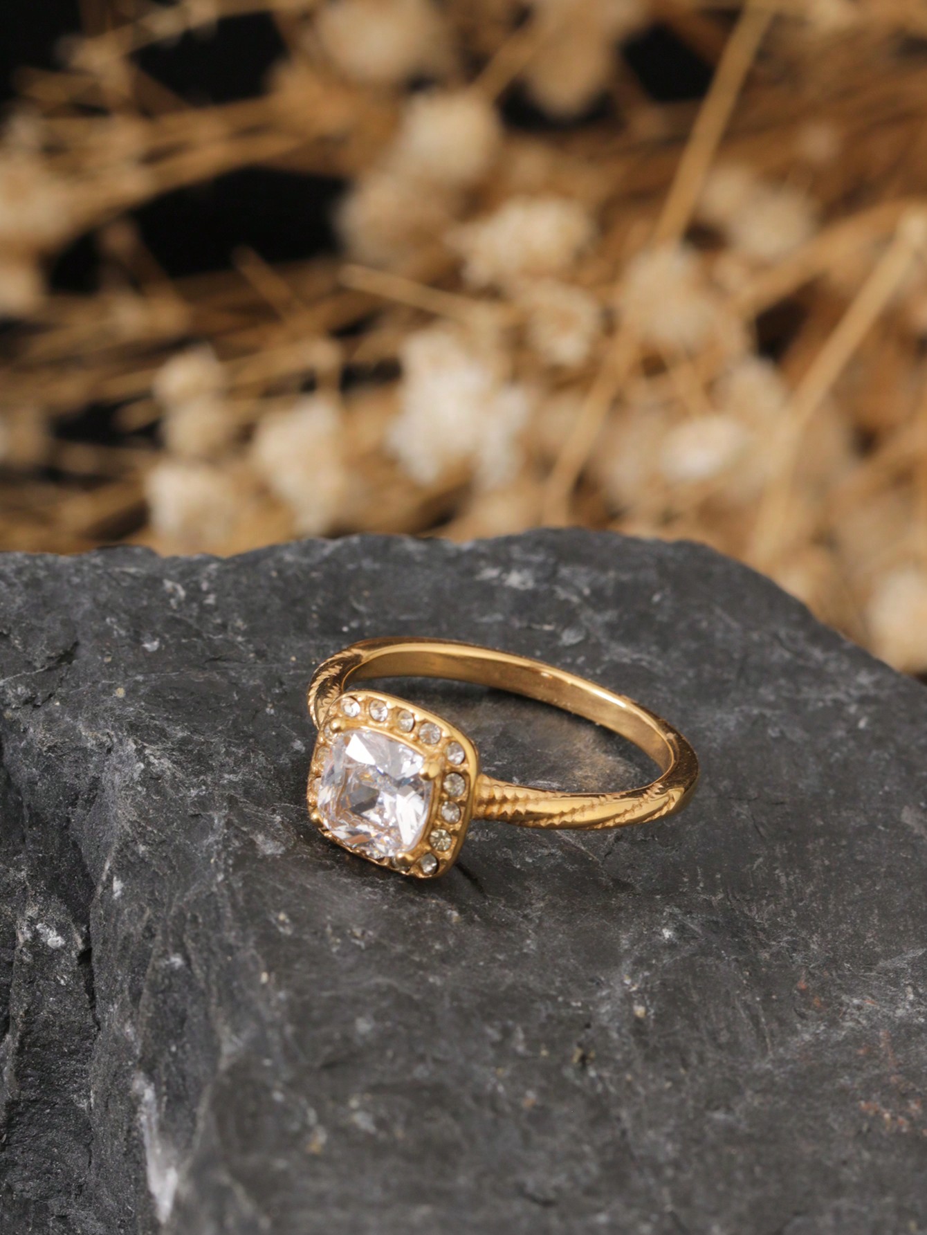 1 Piece Stainless Steel 18K Gold-Colored Sugar Cube Twist Ring, Extra-Large Square Super Shiny Rhinestone Ring, Fortress-Shaped Ring Symbolizes Strong Love, Suitable for Couples' Daily Wear, Wedding Wear, for Mother or Wife