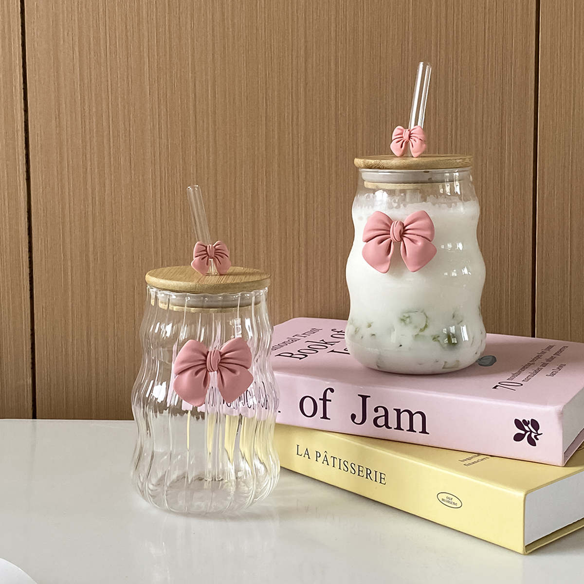 1Pc Glass with Lid and Straw, Elegant Bow Girl's Glass Cup, Wavy Glass with Lid, Stripesd Glass Cup for Home Decoration, Home Drinking Water, Breakfast Cup, Milk Cup, Afternoon Tea Coffee Cup, Valentine's Day Gift