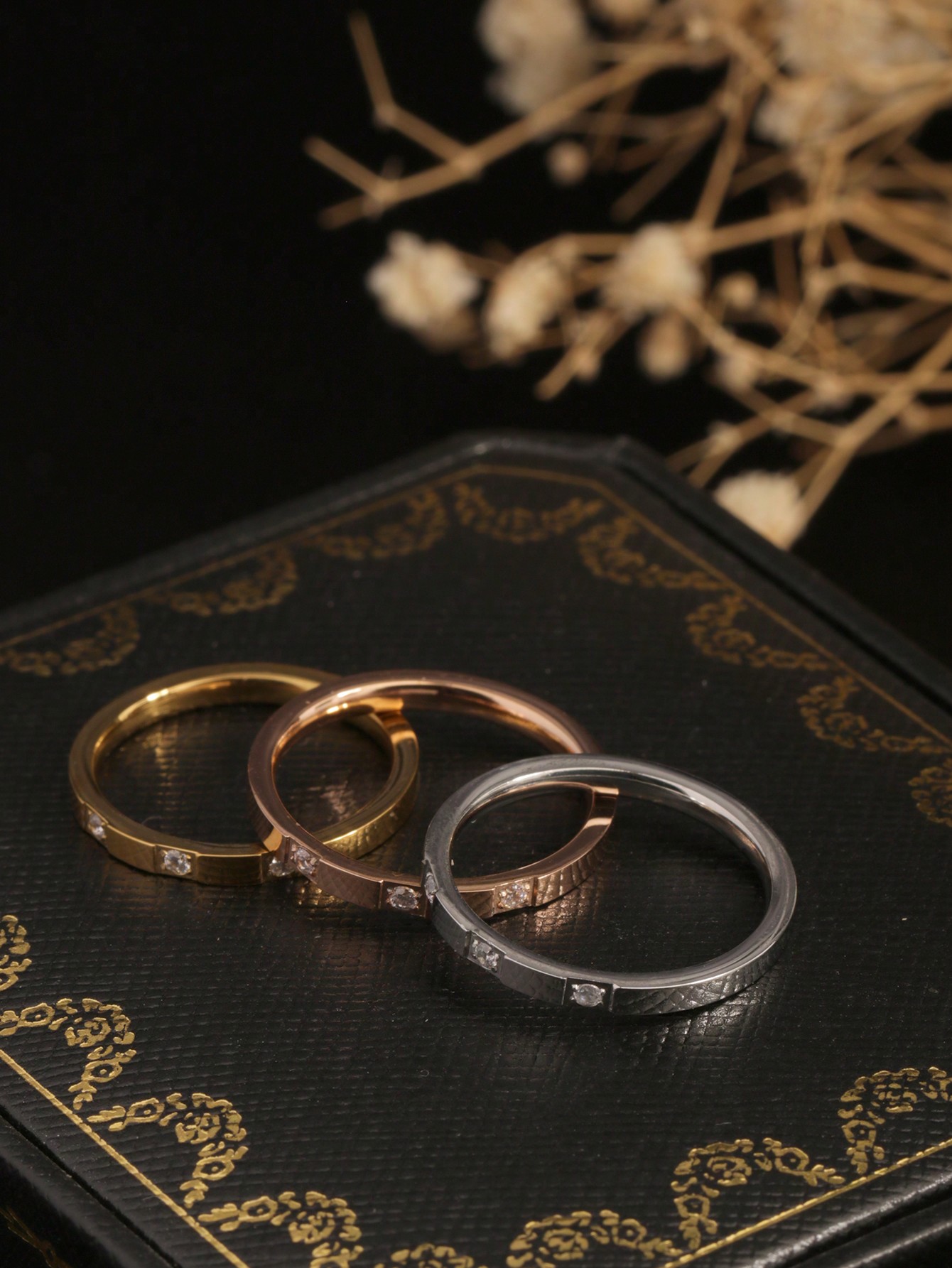 1 Piece of Ring with 3 Rhinestones, Simple and Luxurious Style, 18K Gold-Plated Stainless Steel Smooth Ring, Meaning I Love You, Suitable for Men and Women to Wear in Daily Life and Parties, a Valentine's Day for Your Wife