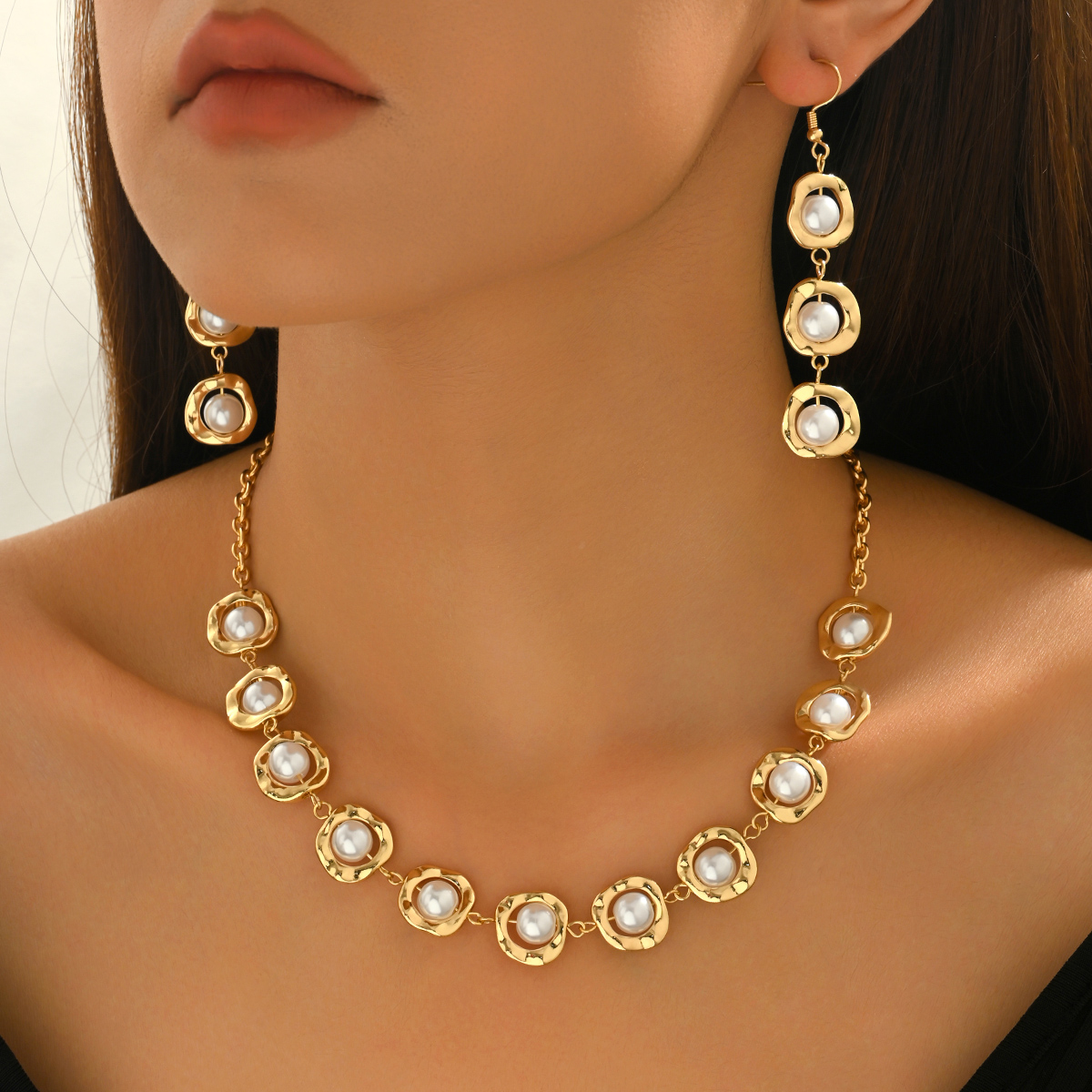 1 Piece of Fashionable Retro Metal Hollow-Out Irregular Ring Splicing Faux Pearl Necklace with Tassel Earrings, Court-Style Elegant Three-Dimensional Clavicle Chain Earrings, Suitable for Women to Wear in Daily Life, Banquets, Balls, Festivals, Wedding...
