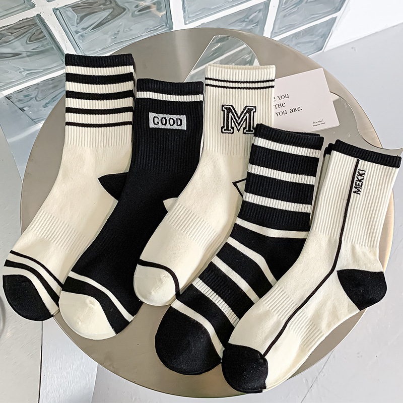 5 Pairs Of Women'S Mid Length Black White Solid Color Striped Heart-Shaped Trendy Versatile Women'S Sports Leisure Socks