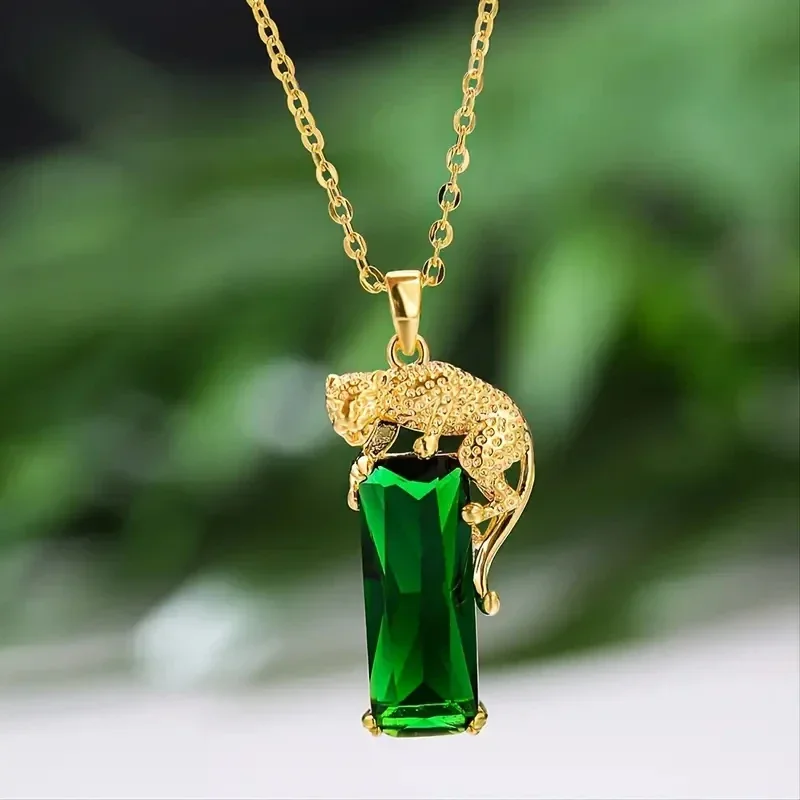 Huitan Fashion Luxury Leopard Pendant Necklace Lady Gold Color Bright Green Crystal Stone Accessories Female Party Jewelry