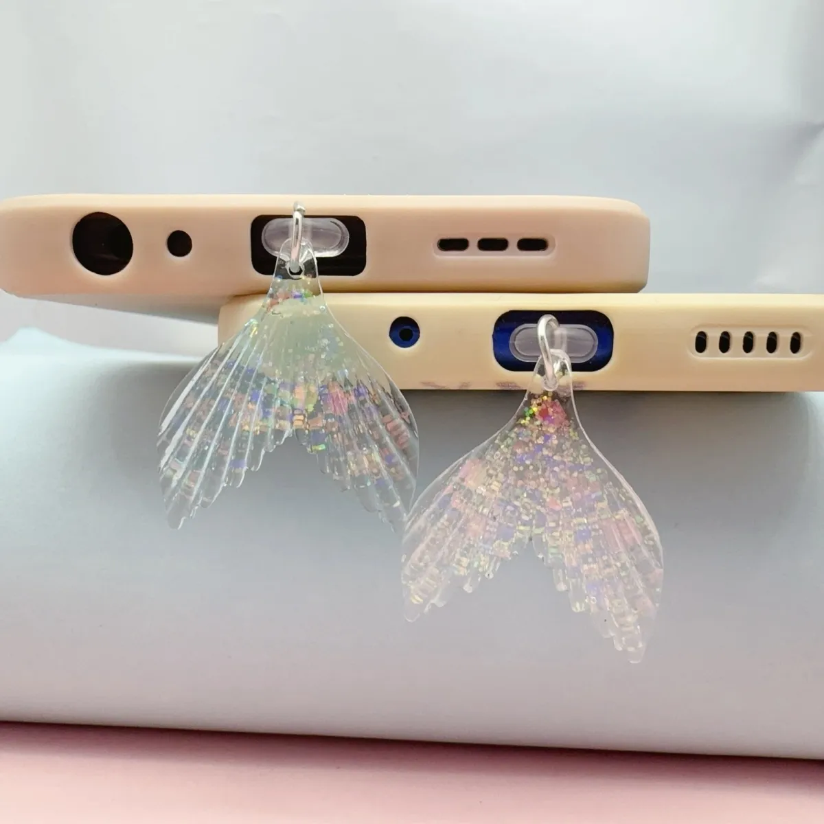 Fish Tail Dust-Proof Charging Plug Pendant for Mobile Phones, Fish Tail Embellished with Glitter, Super Bright, Dust-Proof, Dual-Purpose as a Hanging Ornament, Instantly Makes Your Phone Look More Dynamic