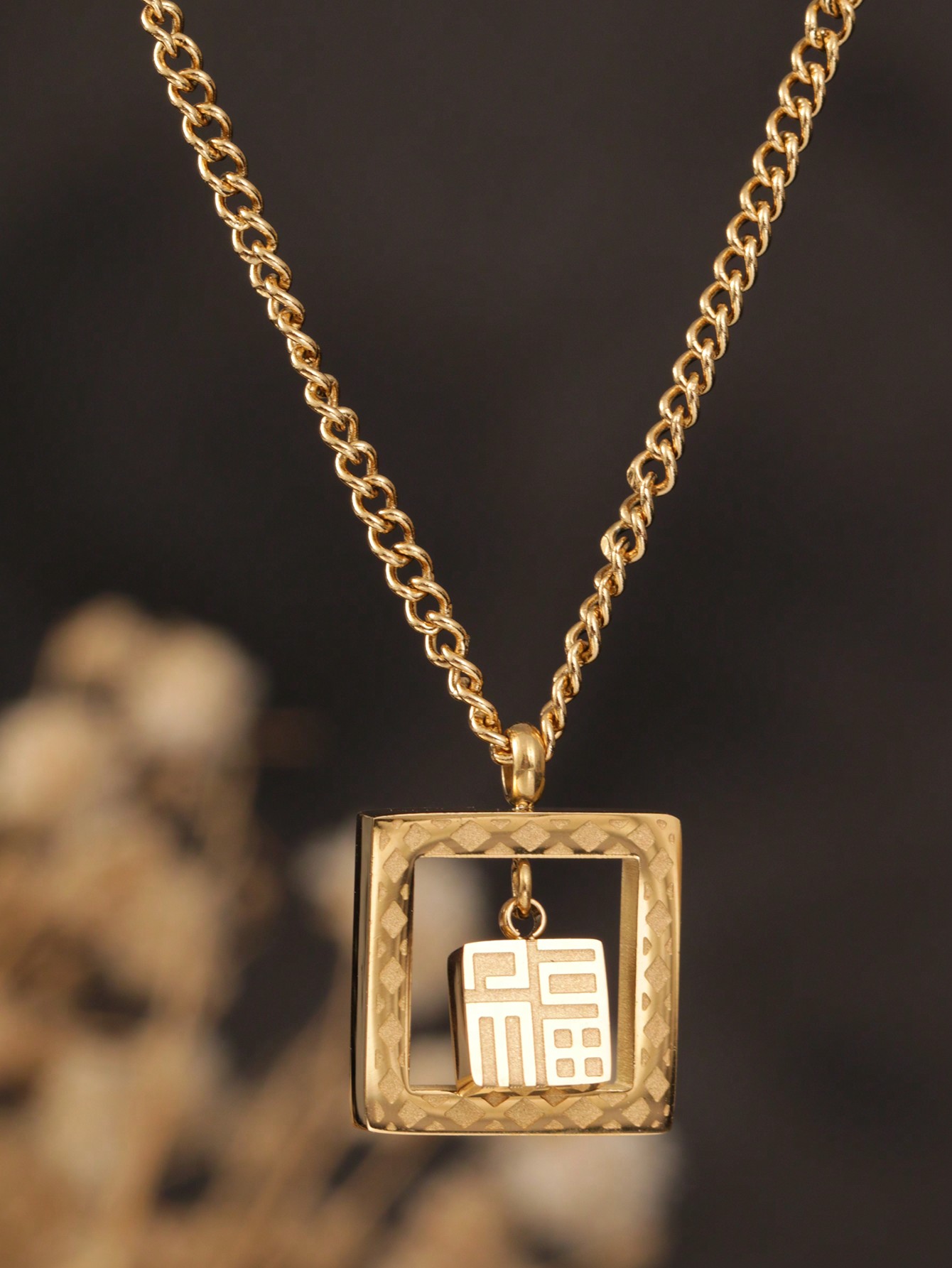 1 Piece of Square Engraved Fortune Symbol Necklace, 18K Gold Color, Chinese Style Rectangular Fortune Texture Pendant, Stainless Steel Clavicle Chain, Suitable for Women's Daily Wear, for Mom and Elders