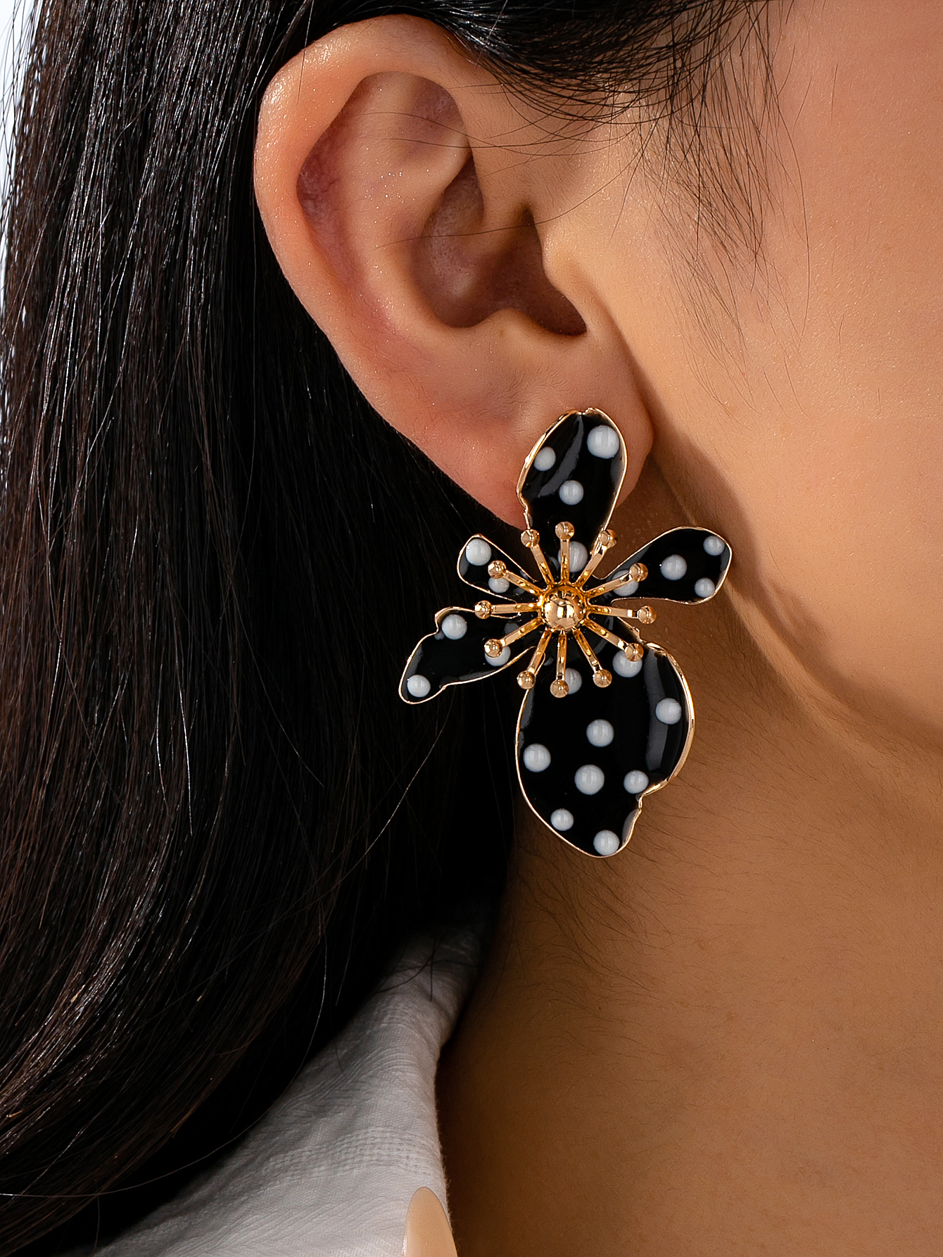 1 Pair of Charming, Versatile, Light Luxury, High-End, Classic Black and White Color Scheme, White Polka Dot Women's Flower Earrings